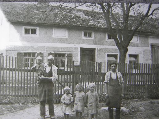 Josef Beck mit Knecht und Kindern *1871 in Nassenfels