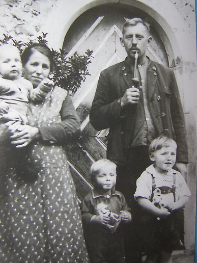 Johann Reiter *1901 und Anna Hocheder *1904 mit Kindern
